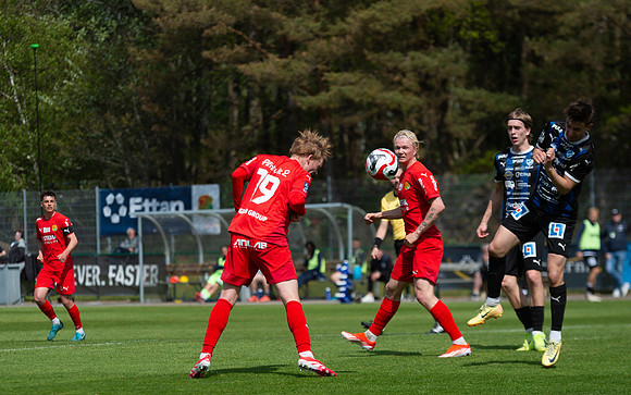 Match i Ettan Södra Mellan Torslanda IK och IFK Skövde FK
