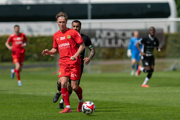 Match i Ettan Södra Mellan Torslanda IK och Ariana FC