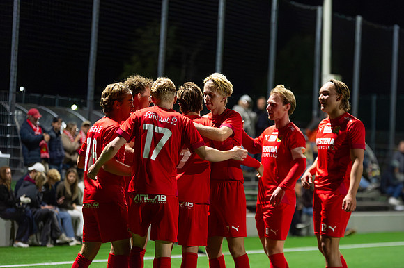 Match i Divistion 2 Västra Götaland Mellan Torslanda IK och Lindome GIF