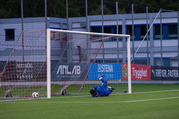 Match i Divistion 2 Västra Götaland Mellan Torslanda IK och Lindome GIF