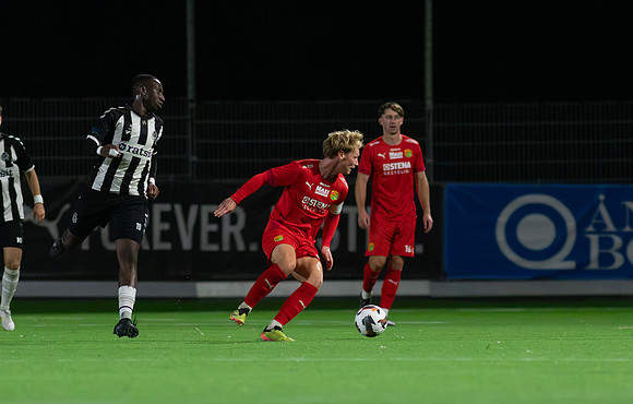 Match i Divistion 2 Västra Götaland Mellan Torslanda IK och Lindome GIF
