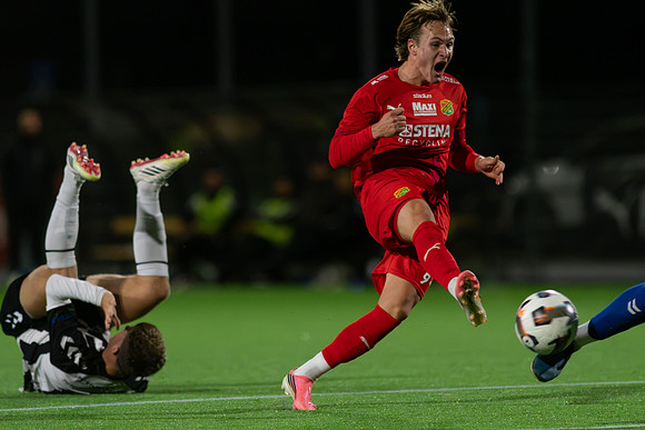 Match i Divistion 2 Västra Götaland Mellan Torslanda IK och Lindome GIF