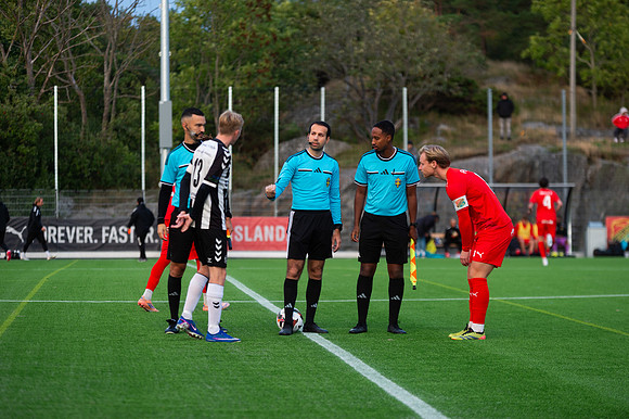 Match i Divistion 2 Västra Götaland Mellan Torslanda IK och Lindome GIF