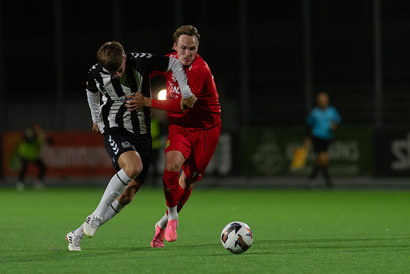 Match i Divistion 2 Västra Götaland Mellan Torslanda IK och Lindome GIF