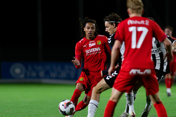 Match i Divistion 2 Västra Götaland Mellan Torslanda IK och Lindome GIF
