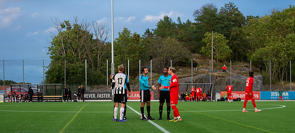 Match i Divistion 2 Västra Götaland Mellan Torslanda IK och Lindome GIF