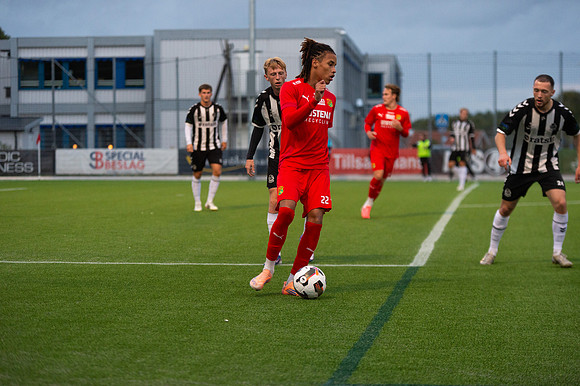 Match i Divistion 2 Västra Götaland Mellan Torslanda IK och Lindome GIF