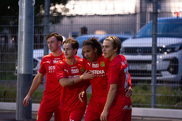 Match i Divistion 2 Västra Götaland Mellan Torslanda IK och Lindome GIF