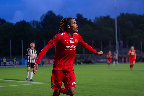 Match i Divistion 2 Västra Götaland Mellan Torslanda IK och Lindome GIF