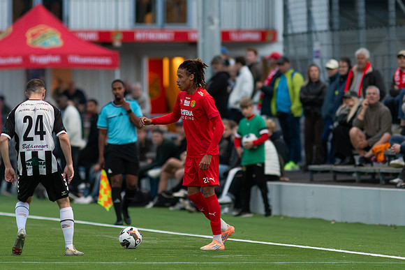 Match i Divistion 2 Västra Götaland Mellan Torslanda IK och Lindome GIF