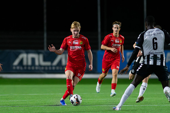 Match i Divistion 2 Västra Götaland Mellan Torslanda IK och Lindome GIF