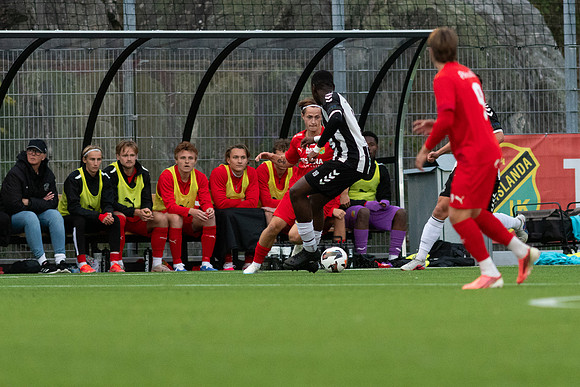 Match i Divistion 2 Västra Götaland Mellan Torslanda IK och Lindome GIF