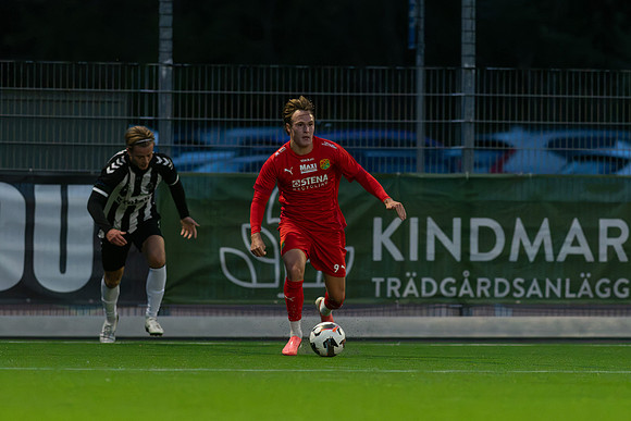 Match i Divistion 2 Västra Götaland Mellan Torslanda IK och Lindome GIF