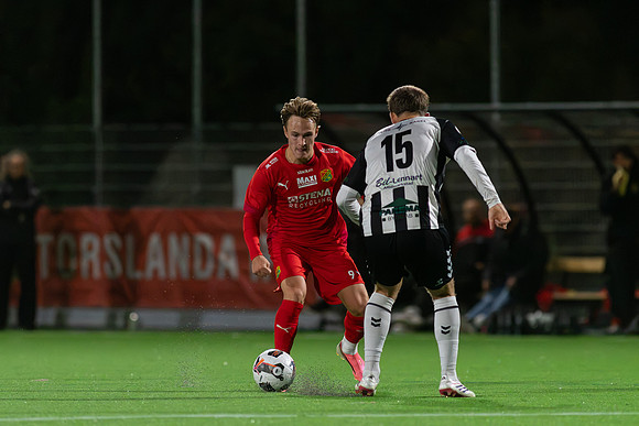 Match i Divistion 2 Västra Götaland Mellan Torslanda IK och Lindome GIF