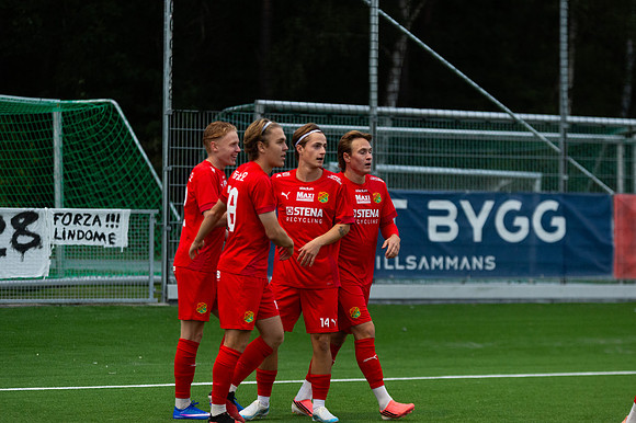 Match i Divistion 2 Västra Götaland Mellan Torslanda IK och Lindome GIF