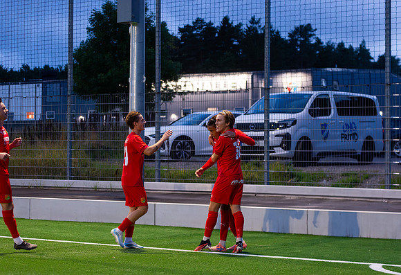 Match i Divistion 2 Västra Götaland Mellan Torslanda IK och Lindome GIF