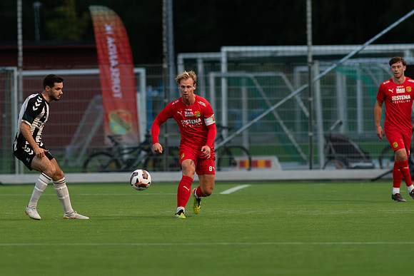 Match i Divistion 2 Västra Götaland Mellan Torslanda IK och Lindome GIF
