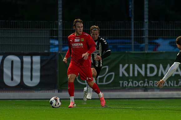 Match i Divistion 2 Västra Götaland Mellan Torslanda IK och Lindome GIF