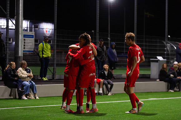 Match i Divistion 2 Västra Götaland Mellan Torslanda IK och Lindome GIF
