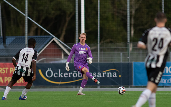 Match i Divistion 2 Västra Götaland Mellan Torslanda IK och Lindome GIF