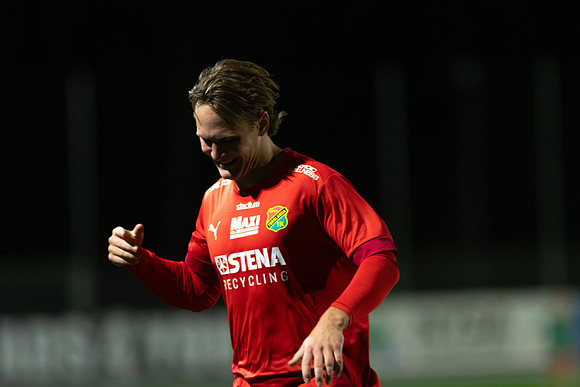 Match i Divistion 2 Västra Götaland Mellan Torslanda IK och Lindome GIF