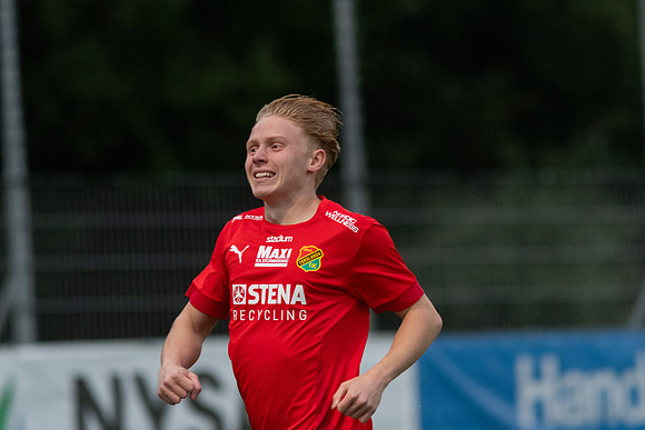 Match i Divistion 2 Västra Götaland Mellan Torslanda IK och Lindome GIF