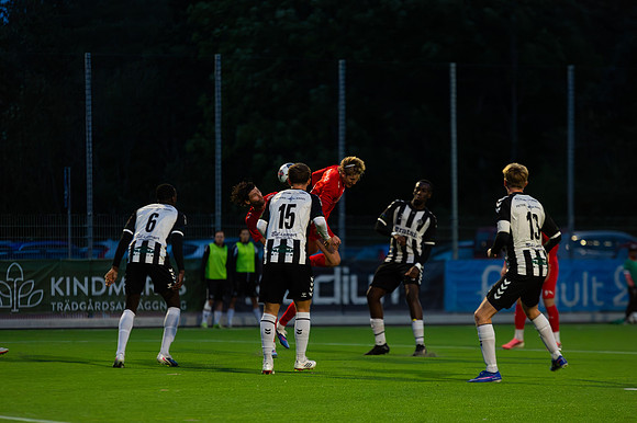 Match i Divistion 2 Västra Götaland Mellan Torslanda IK och Lindome GIF