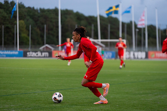 Match i Divistion 2 Västra Götaland Mellan Torslanda IK och Lindome GIF