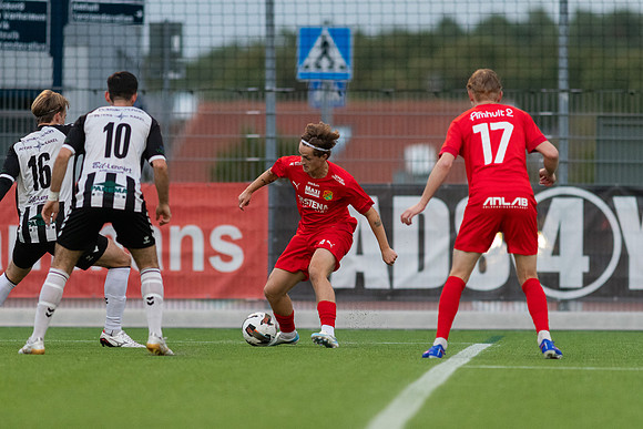 Match i Divistion 2 Västra Götaland Mellan Torslanda IK och Lindome GIF