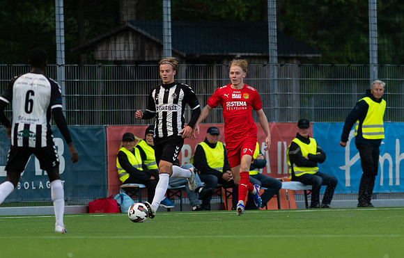 Match i Divistion 2 Västra Götaland Mellan Torslanda IK och Lindome GIF