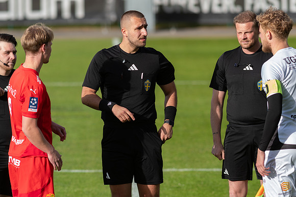 Match i Ettan Södra Mellan Torslanda IK och FC Trollhättan