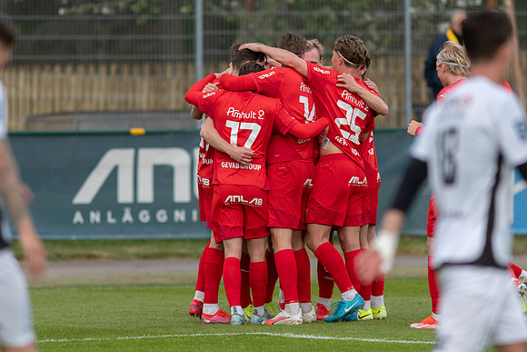 Match i Ettan Södra Mellan Torslanda IK och FC Trollhättan