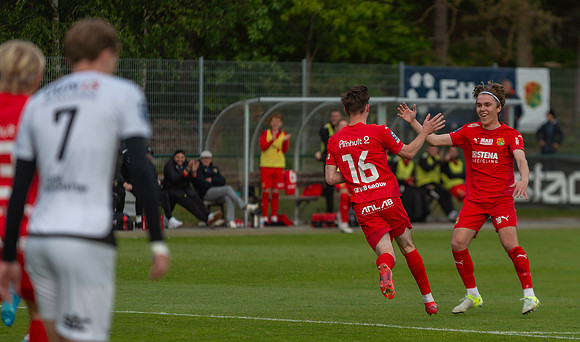 Match i Ettan Södra Mellan Torslanda IK och FC Trollhättan