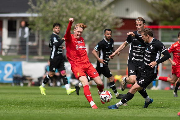 Match i Ettan Södra Mellan Torslanda IK och Ariana FC