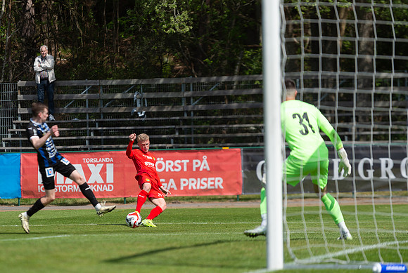 Match i Ettan Södra Mellan Torslanda IK och IFK Skövde FK