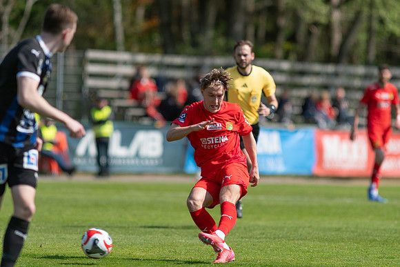 Match i Ettan Södra Mellan Torslanda IK och IFK Skövde FK