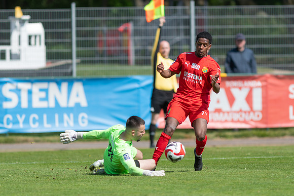 Match i Ettan Södra Mellan Torslanda IK och IFK Skövde FK