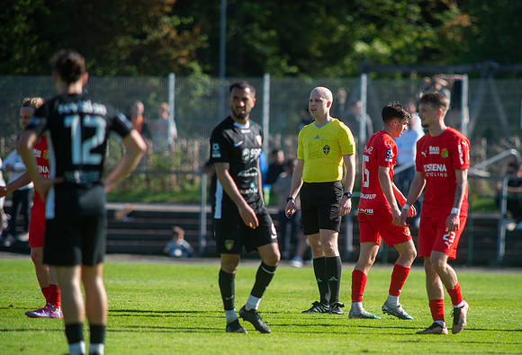 Match i Ettan Södra Mellan Torslanda IK och Arianda FC
